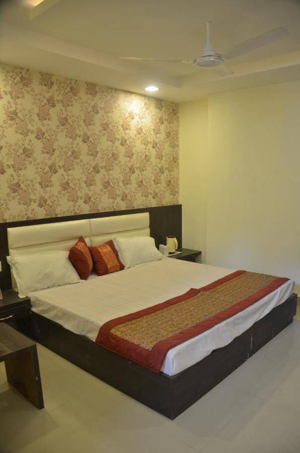 Hotel Krishna Galaxy Kánpur Kültér fotó